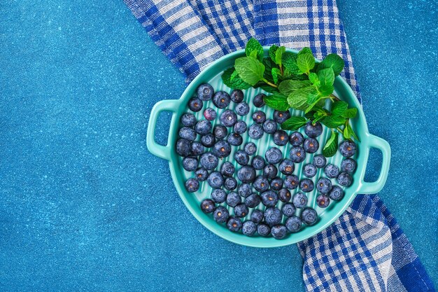 Blaubeeren auf einem blauen Hintergrund