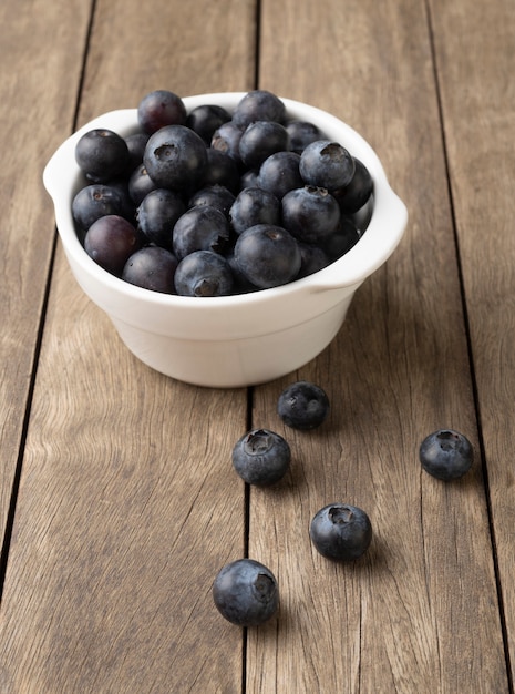 Blaubeeren auf einer Schüssel über Holztisch.