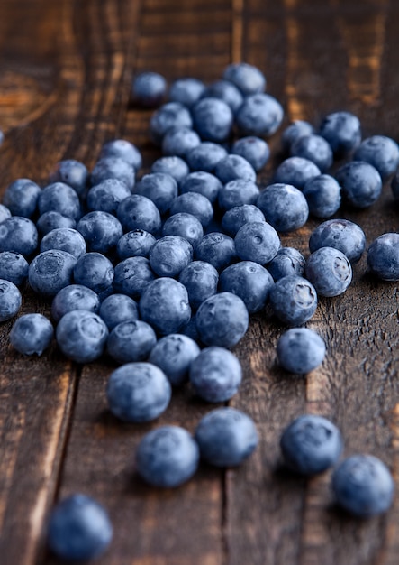 Blaubeeren auf hölzernem Küchenbrett des Schmutzes.