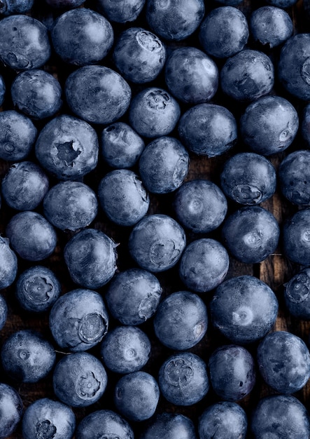 Blaubeeren auf hölzernem Küchenbrett des Schmutzes.