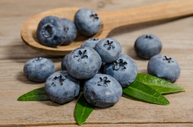 Blaubeeren auf Holztisch