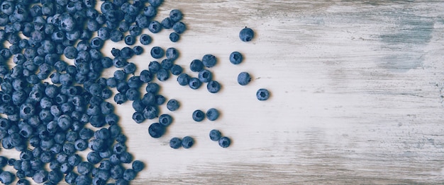 Blaubeeren auf Weinlesearthintergrund