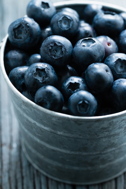 Blaubeeren in einem Vintage Zinkbecher