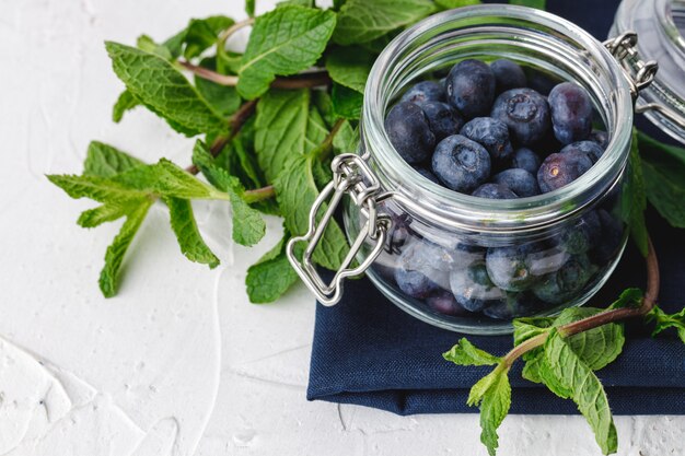 Blaubeeren in einer Glasschale schließen oben