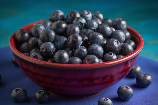 Blaubeeren in einer roten Schüssel auf blauem Hintergrund