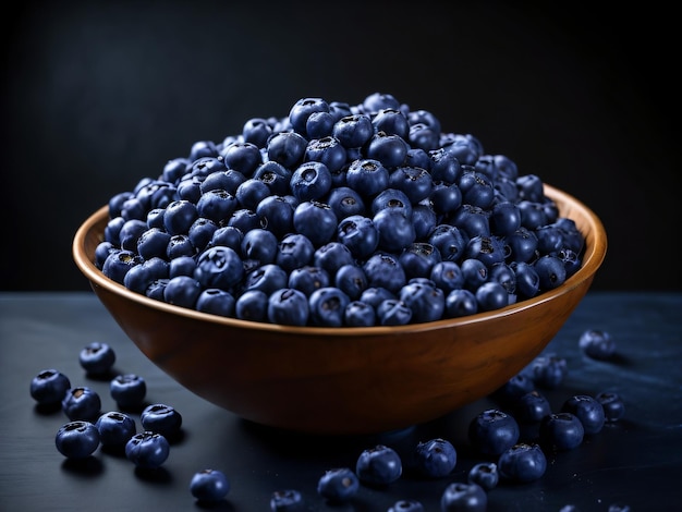 Blaubeeren in einer Schüssel auf schwarzem Hintergrund