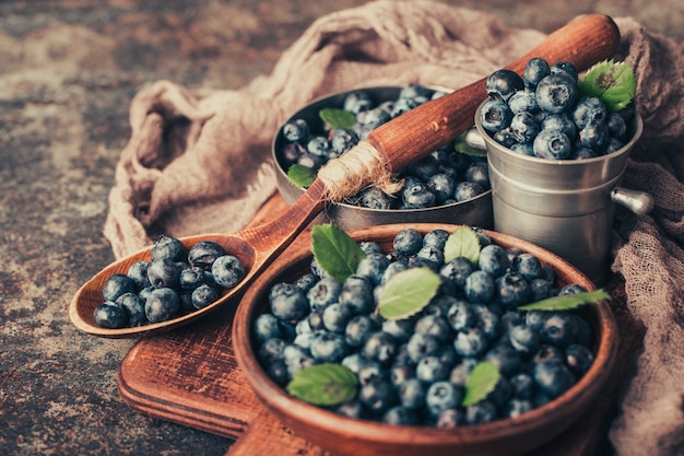 Blaubeeren in Holzschalen auf dunklem Hintergrund. Gesunde Ernährung.