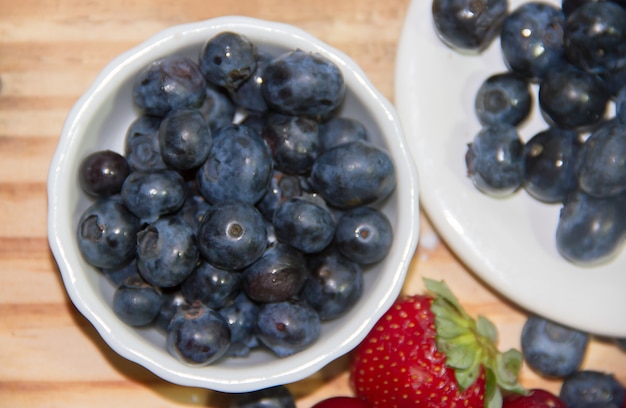 Blaubeeren Kirschen und Erdbeeren