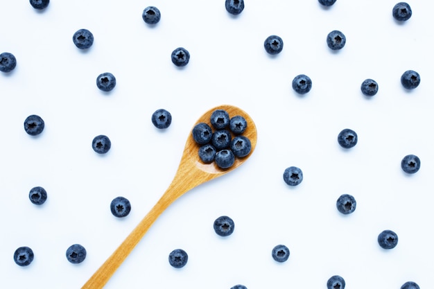 Blaubeeren mit dem hölzernen Löffel getrennt auf Weiß. Ansicht von oben