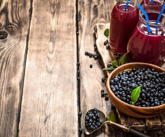 Blaubeerfrischer Saft. Auf einem Holztisch.