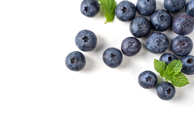 Blaubeerfrucht Draufsicht lokalisiert auf einem weißen Hintergrund, flaches Überkopflayout mit Minzblatt