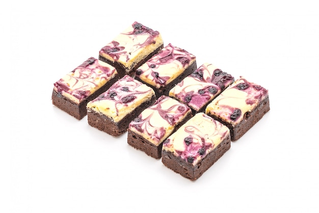 Blaubeerkäsebrownies auf Weiß