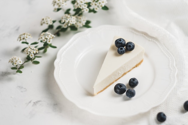 Blaubeerkäsekuchen auf einem weißen Teller