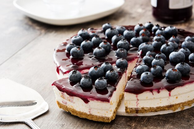 Blaubeerkäsekuchen auf Holztisch