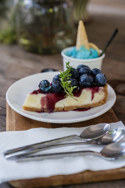 Blaubeerkäsekuchen auf Holztisch