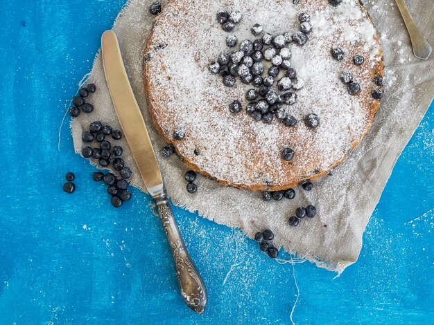 Blaubeerkuchen auf einer blauen Oberfläche