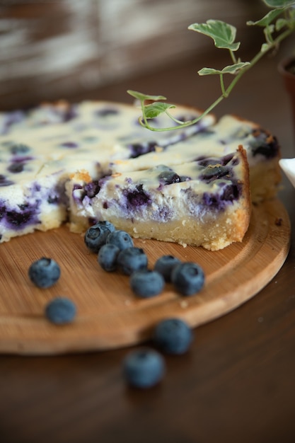 Blaubeerkuchen auf einer hölzernen Hintergrundtapete