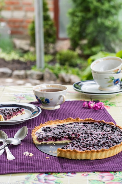 Blaubeerkuchen. Blaubeertörtchen, Frischkäse. Frühstück im Freien. Sommerzeit. Jahrgang c