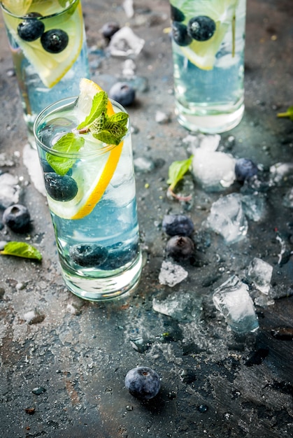 Blaubeerlimonadencocktail mit Zitrone, frischen Blaubeeren und Minze