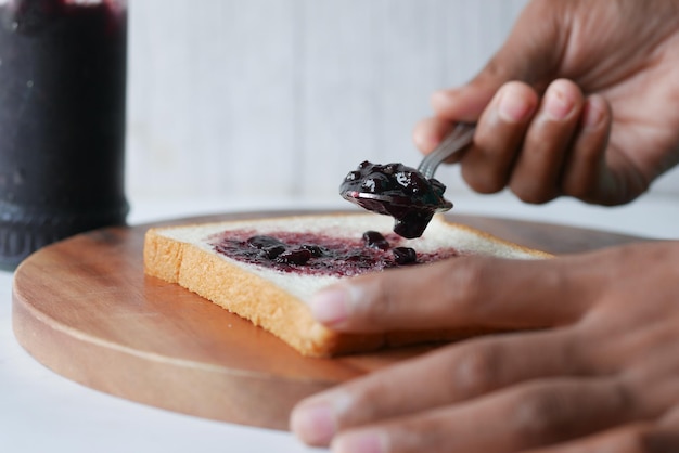 Blaubeermarmelade auf Brot auf dem Tisch