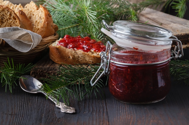 Blaubeermarmelade mit frischen Blaubeeren und Minze. Marmelade auf Löffel und Glas