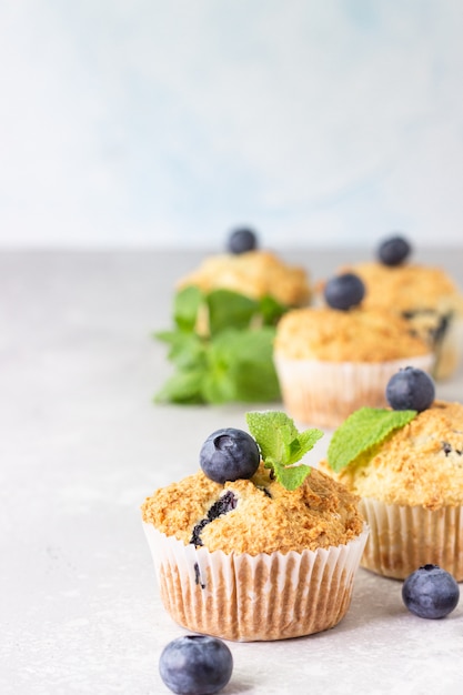 Blaubeermuffins mit frischen Beeren und Minze