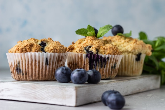 Blaubeermuffins mit frischen Beeren und Minze