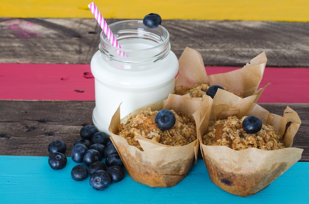 Blaubeermuffins mit Milch auf einem Tisch