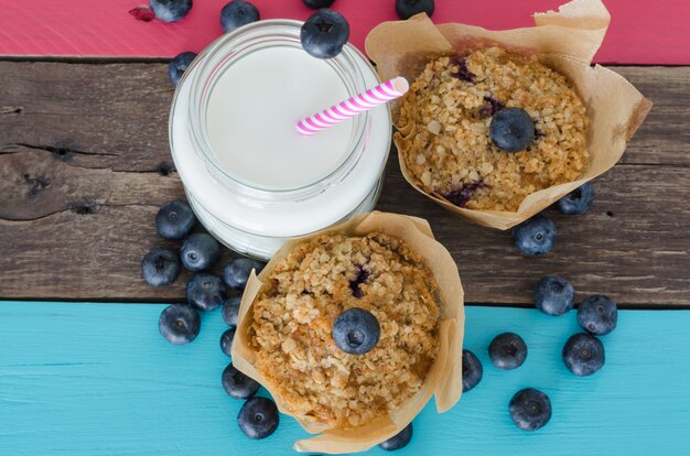 Blaubeermuffins mit Milch auf einem Tisch