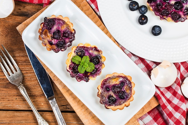 Blaubeertarte, Torte, Törtchen mit Vanillepudding.