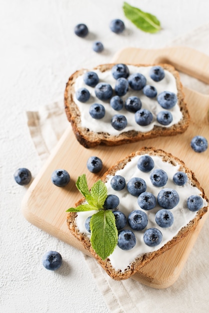 Blaubeertoast zum Frühstück auf weißem Hintergrund. Gesundes Essen