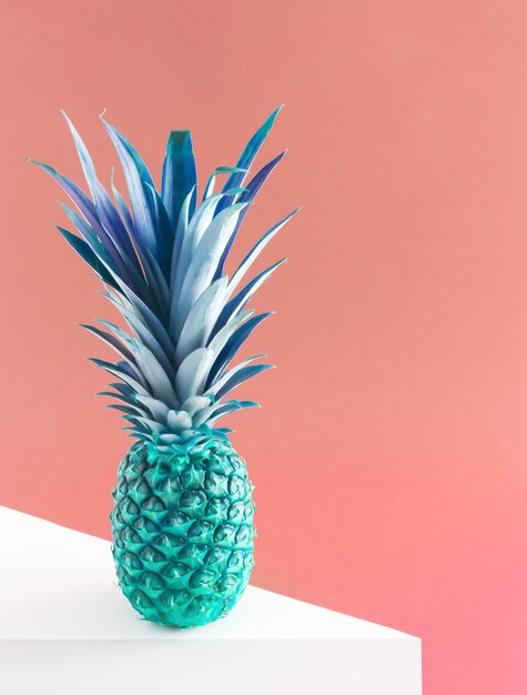 Blaue Ananas auf rosa Pastellhintergrund Konzeptkunst Minimaler Surrealismushintergrund