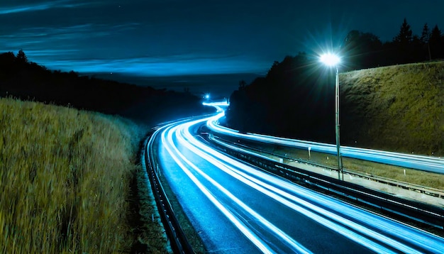 blaue Autolampen in der Nacht lange Belichtung