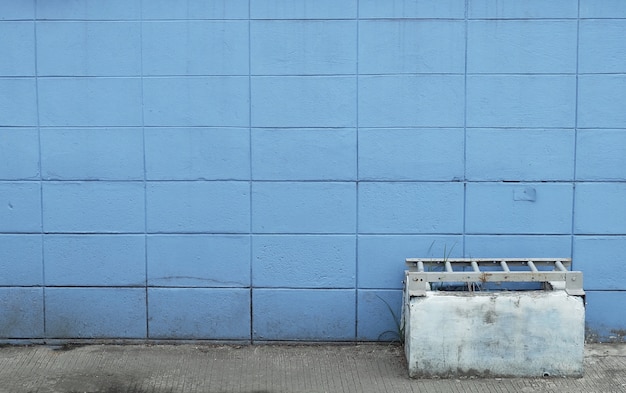 Blaue Backsteinmauer mit einem Blumentopf