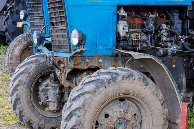 Blaue belarussische Traktorräder und geöffnete Dieselmotor-Fächeransicht