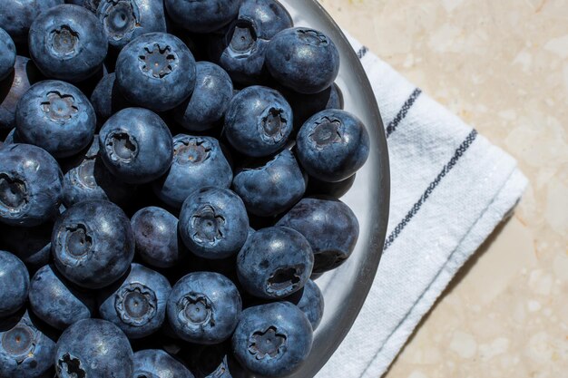 Blaue Blaubeeren in einer Draufsicht der Schüssel