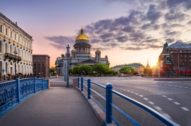Blaue Brücke zur St. Isaaks-Kathedrale in St. Petersburg