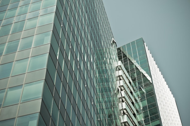 Blaue Büro-Wolkenkratzer-Ecke