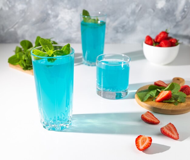 blaue Cocktails mit selektivem Fokus der Minze