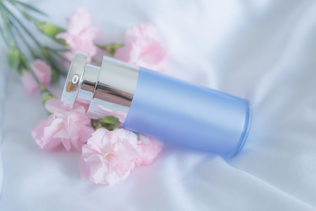 Blaue cremefarbene Tube mit rosa Blüten