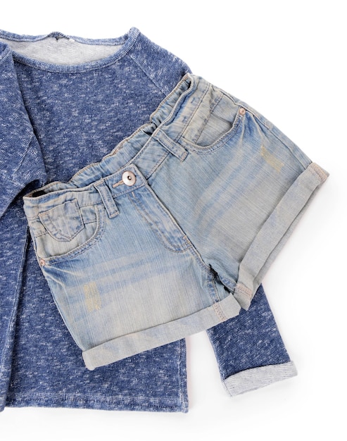 Blaue Denim-Shorts mit Pullover isoliert auf weißem Hintergrund