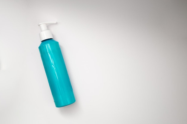 Blaue Dose Shampoo auf weißem Hintergrund