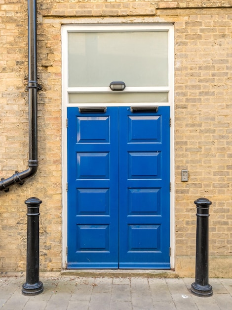 Blaue Eingangstür britischer Gebäude in Cambridge