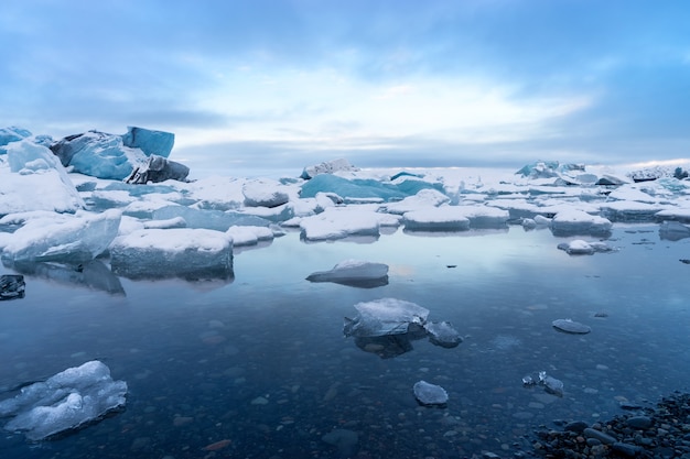 Blaue Eisberge in der Gletscherlagune, Jökulsárlón, Island