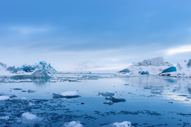 Blaue Eisberge in der Gletscherlagune, Jökulsárlón, Island