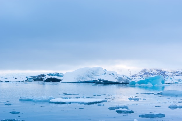 Blaue Eisberge in der Gletscherlagune, Jökulsárlón, Island