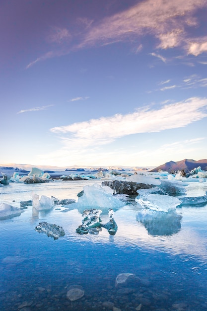 Blaue Eisberge in Island in späterer Sonnenuntergangzeit