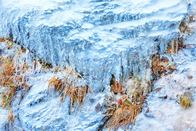 Blaue Eisbeschaffenheit auf einem Felsen. Abstrakter Winterhintergrund