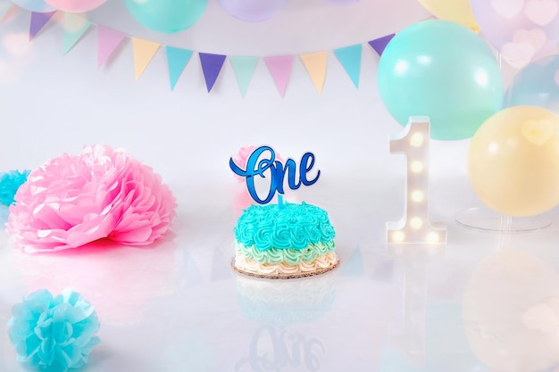 Blaue erste Geburtstagstorte für einen Milchshake-Kuchen erste Geburtstagsdekoration für einen Jungen, dekoriert mit blauen Luftballons und einer Nummer 1 mit Lichtern