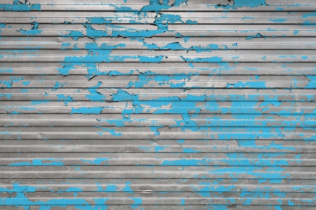 Blaue Farbe auf der profilierten Eisenoberfläche abblättern